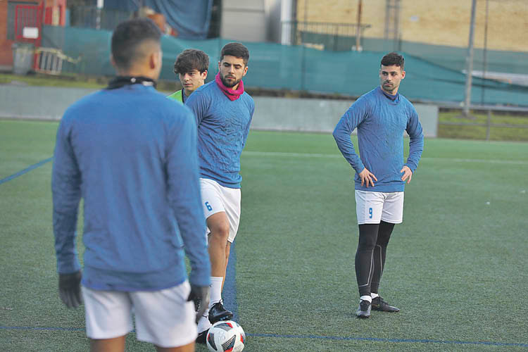 Varios de los jugadores del Ourense CF, durantre un entrenamiento en el campo de Oira.