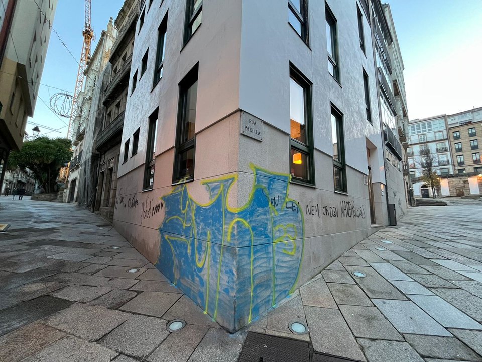 Grafitti en la sede de los constructores en Ourense.