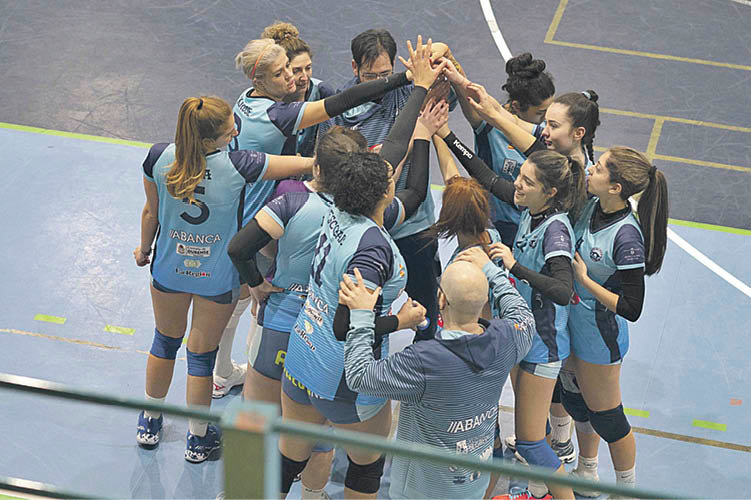 Las jugadoras y el cuerpo técnico del Club Voleibol Ourense se dan ánimos antes de arrancar uno de los sets.