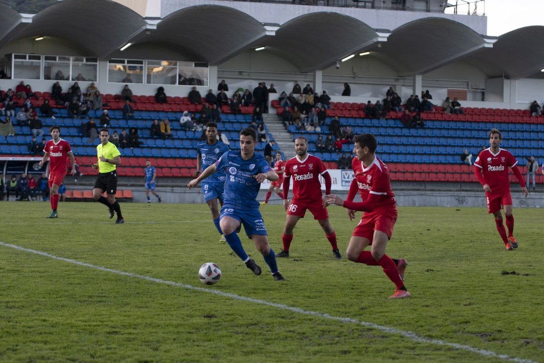 El delantero azulón Gabri Palmás conduce la pelota en el partido de ayer ante el Marino. MARTIÑO PINAL