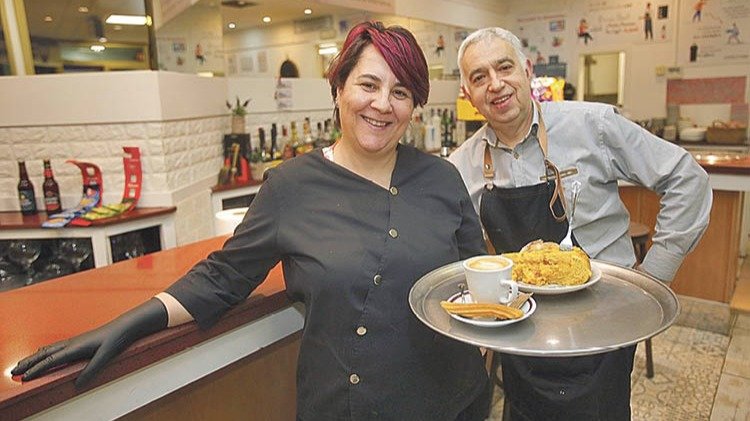 María José, propietaria, y Domingo, parte del equipo desde el inicio del establecimiento, en la Cafetería Viacambre.
