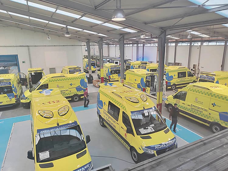 Varias ambulancias en la fase final de fabricación en la planta de Rodríguez López.