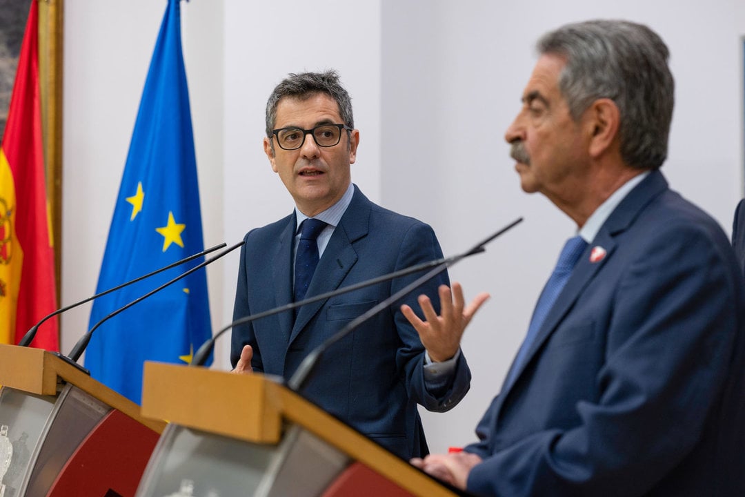 Félix Bolaños, durante una reunión con Revilla, presidente de Cantabria. EFE