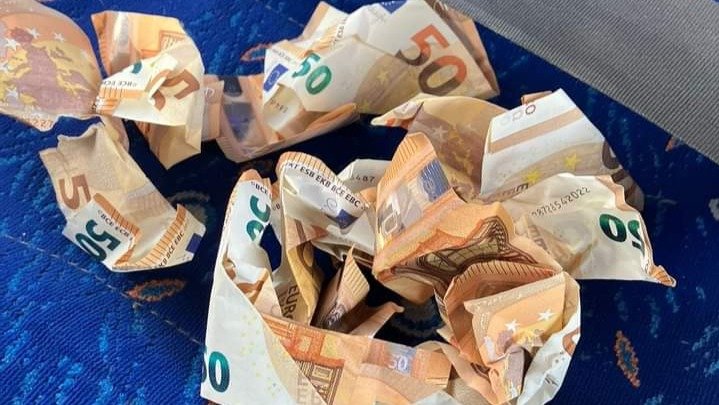 Parte de los billetes que volaron del coche (Foto:Socialdrive)