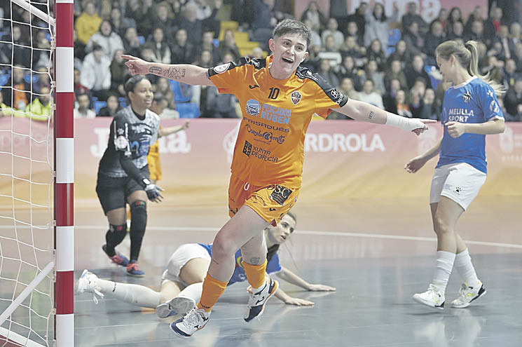 La ourensana Antía Pérez celebra el gol que abrió el camino al título, en la final ante el Melilla.