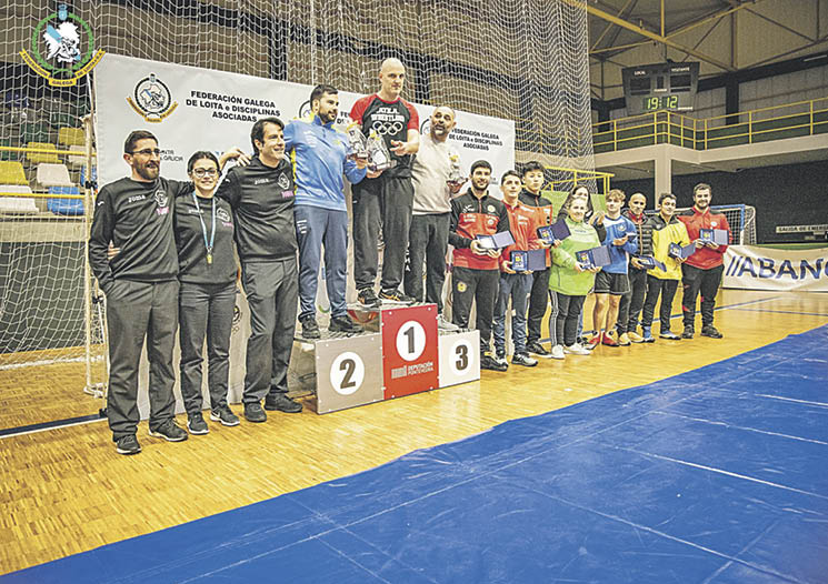 Jacobo Nóvoa, del Club Atila, en lo alto del podio con el trofeo como entidad campeona de la Copa Galicia.