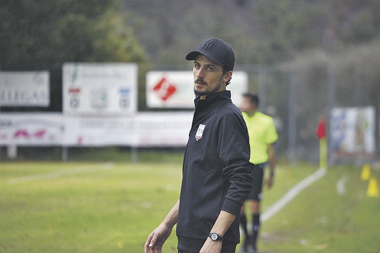 El técnico Adrián Padrón, en el campo de A Queixeira cuando dirigía 

al Atlético Arnoia.