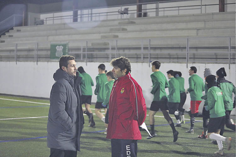 El técnico del Arnoia, Juanjo Vilachá, conversa con el jugador Rubén Lamelas, en A Abelleira.