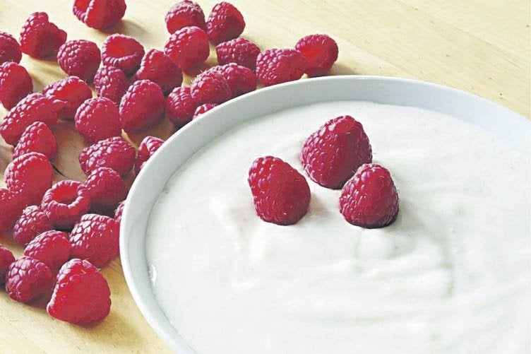 Un solo yogur, aporta de 270 a 450 mg de calcio, casi la mitad de las necesidades diarias.