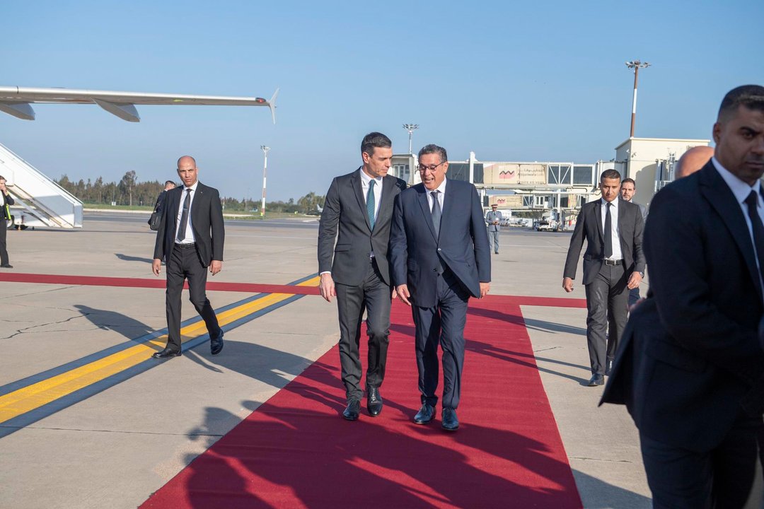 Sánchez y el presidente Ajanuch, ayer en Rabat. (EFE)