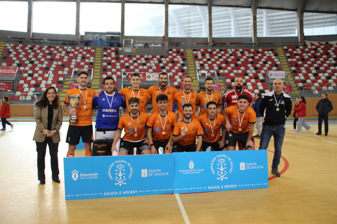 El conjunto ourensano, con las medallas y el trofeo como campeón gallego en Riazor.