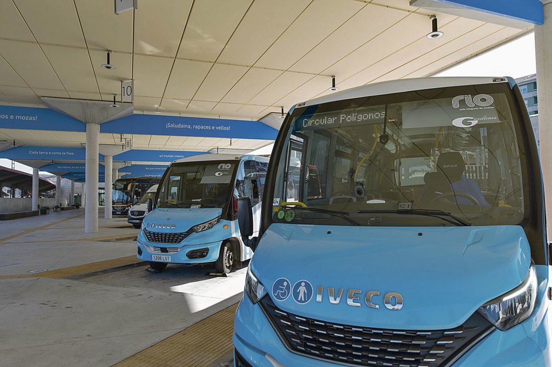 Autobuses listos para cubrir la línea con los polígonos de San Cibrao, Barreiros y Tecnópole, en la estación intermodal.