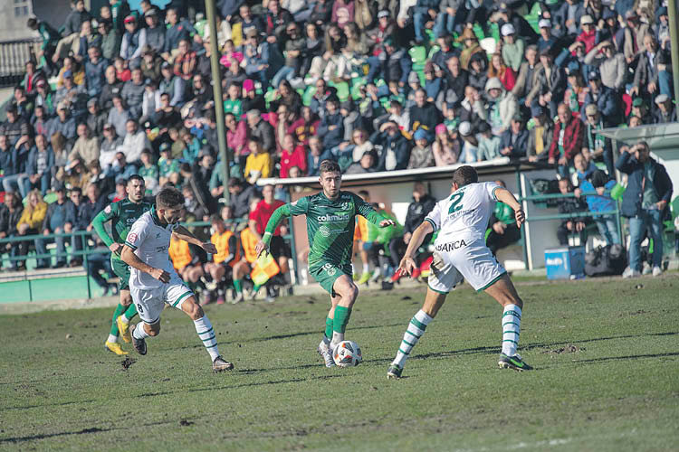El delantero del Arenteiro Marquitos conduce la pelota durante un partido en Espiñedo. ÓSCAR PINAL