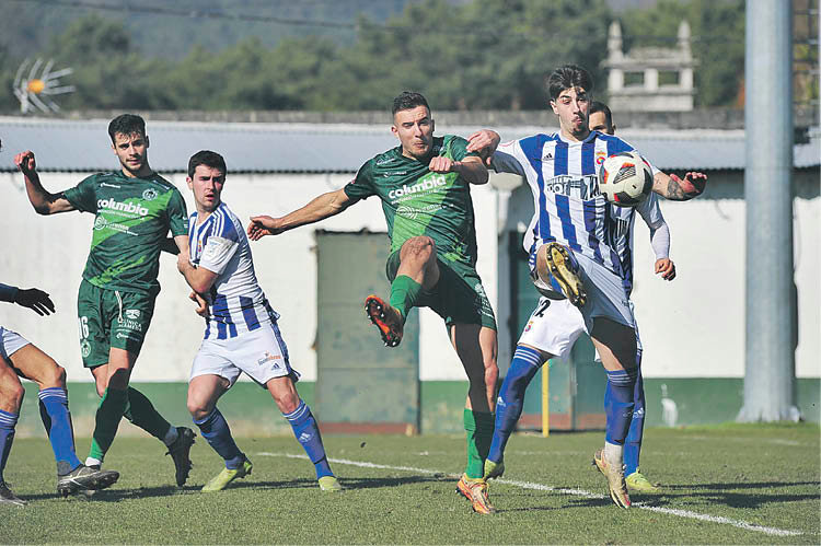 El jugador verde Germán Novoa intenta un remate ante la oposición de un jugador contrario. JOSÉ PAZ