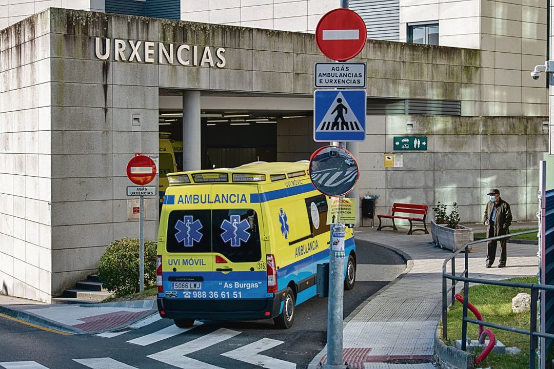 Entrada de ambulancias en las Urgencias del Complexo Hospitalario de Ourense. ÓSCAR PINAL