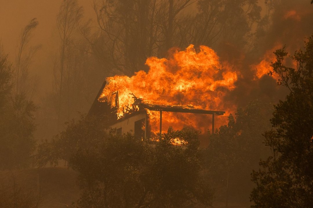 Las llamas consumen por completo una casa en uno de los fuegos.