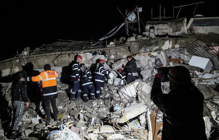 Los servicios de emergencias buscan supervivientes entre los escombros en Turquía (EFE).