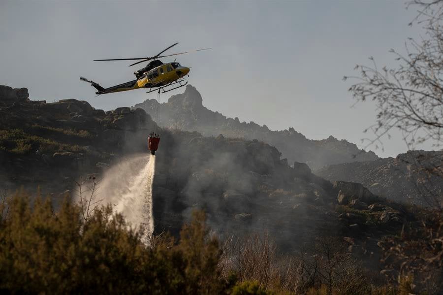 EL helicóptero, uno de los medios de extinción utilizados en el incendio del Xurés en Muíños (Foto: Brais Lorenzo / EFE).