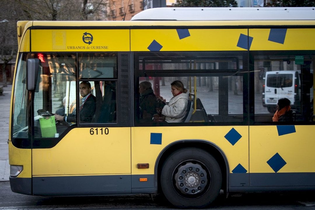 OURENSE (RÚA DO PROGRESO). 08/02/2023. OURENSE. Usuarios dos autobuses urbanos xa poden viaxar sen usar a mascarilla. FOTO: ÓSCAR PINAL
