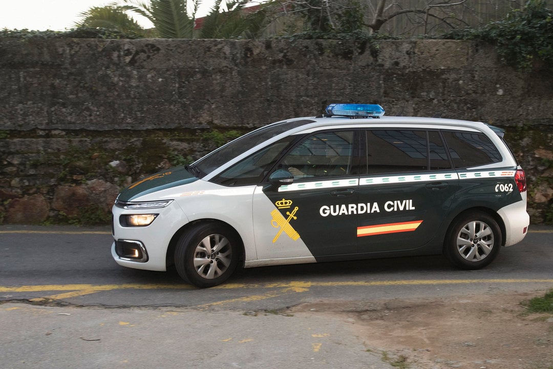 Un vehículo de la Guardia Civil traslada al acusado del asesinato machista de su ex y madre de sus dos hijos el pasado domingo en Baiona (Pontevedra) (EFE)