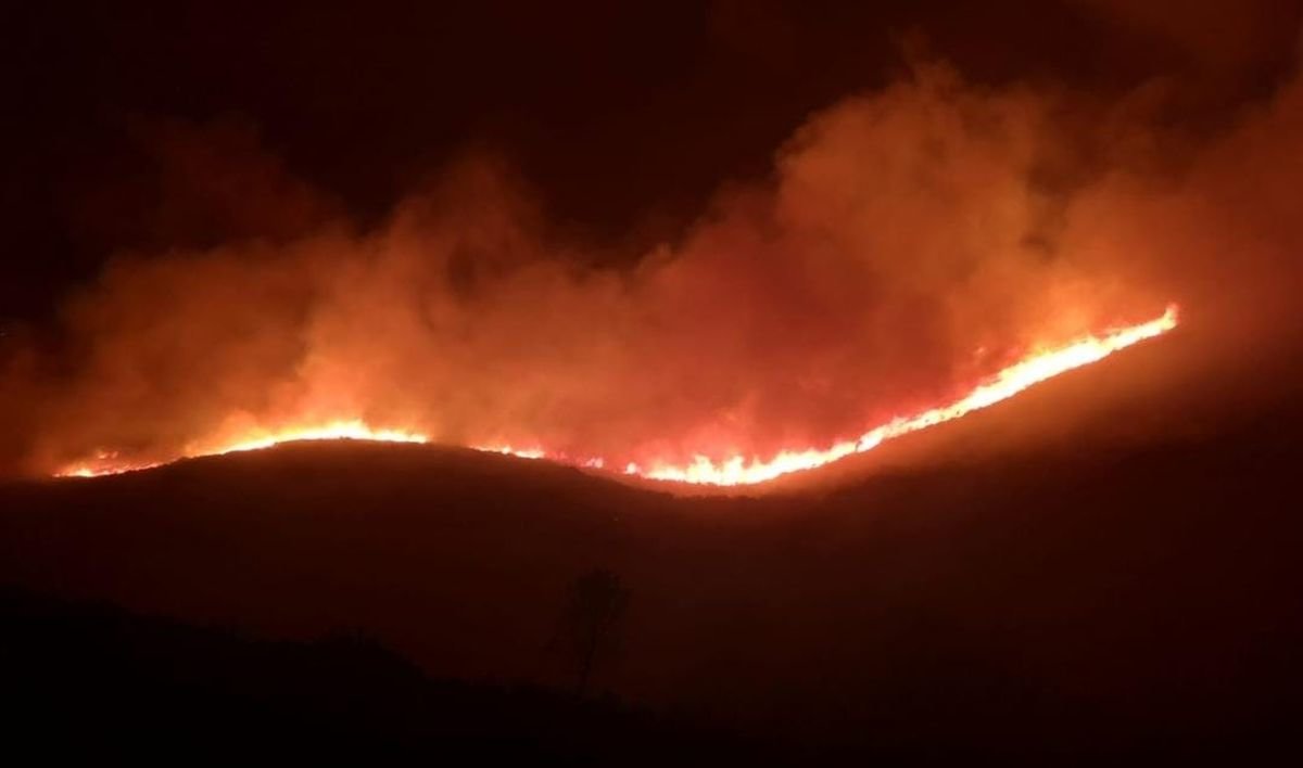 Vista del incendio en el Xurés, el pasado lunes, desde Maus de Salas. (CEDIDA)