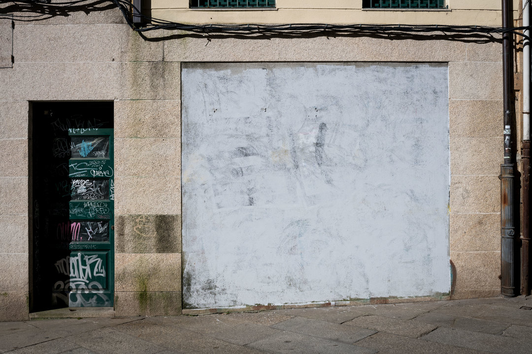 Fachadas de varios edificios e casas aparecen pintadas por orde do Concello de Ourense. FOTO: ÓSCAR PINAL