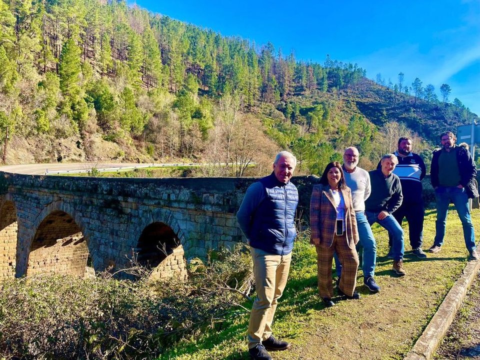 El grupo de arqueólogos con los alcaldes de Río y Trives en el puente Bibei.