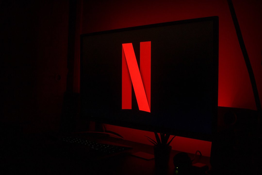 Un usuario viendo Netflix en una televisión (UNSPLASH).