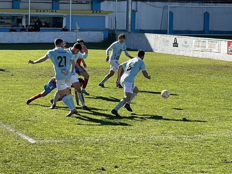 Óscar Martín cae cuando trata de alcanzar la pelota en el partido de ayer ante el Viveiro.