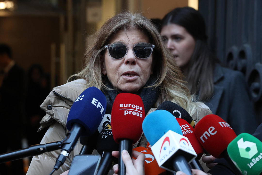 La cantante Jeanette atiende a la prensa en su visita a la capilla ardiente del cineasta Carlos Saura, instalada este lunes en la Academia del Cine en Madrid (EFE)