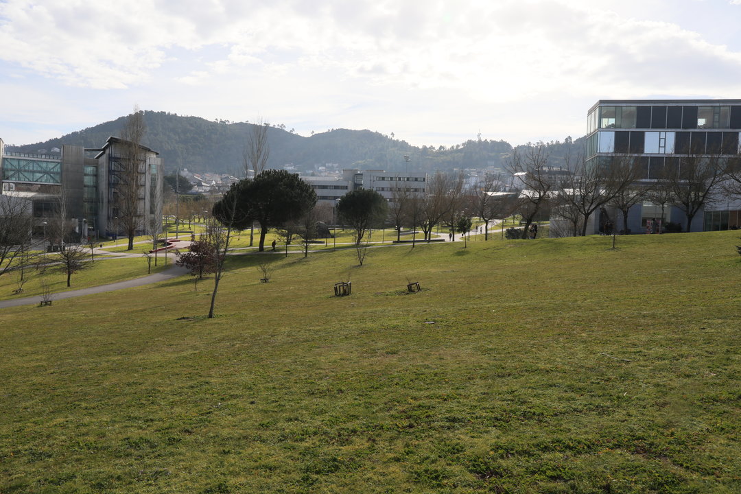 El Campus de Ourense en un día con sol y nubes. (José Paz)