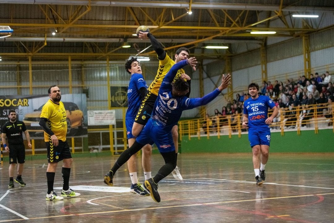 Xacob Nóvoa, jugador del Rodosa Ribeiro, intenta zafarse de un contrario en la pista de O Consello. ÓSCAR PINAL