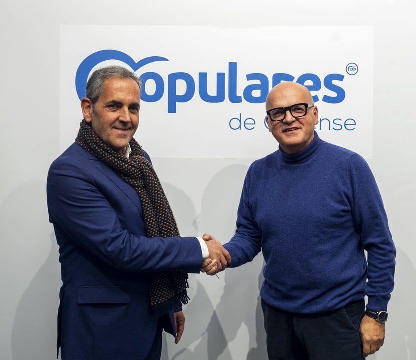 Lino González y Manuel Baltar estrechan la mano.