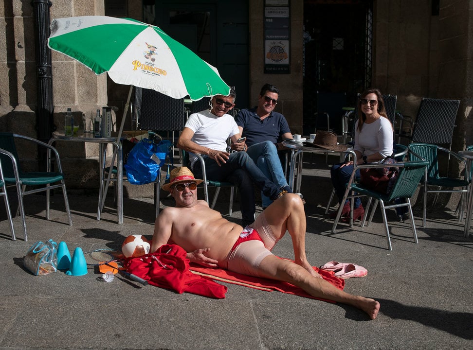 Un home de Xinzo tomando ó sol na praza Maior de Ourense.
Foto: Xesús Fariñas
