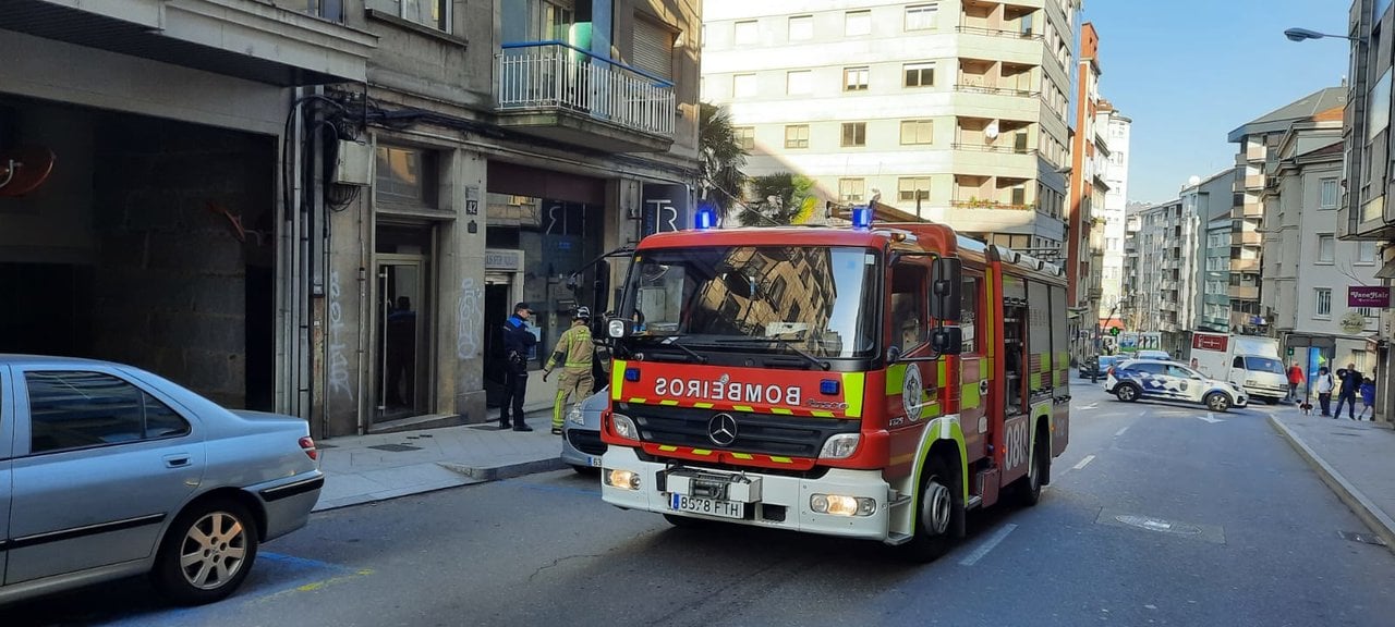 Intervención de los bomberos en un pequeño incendio de Ourense