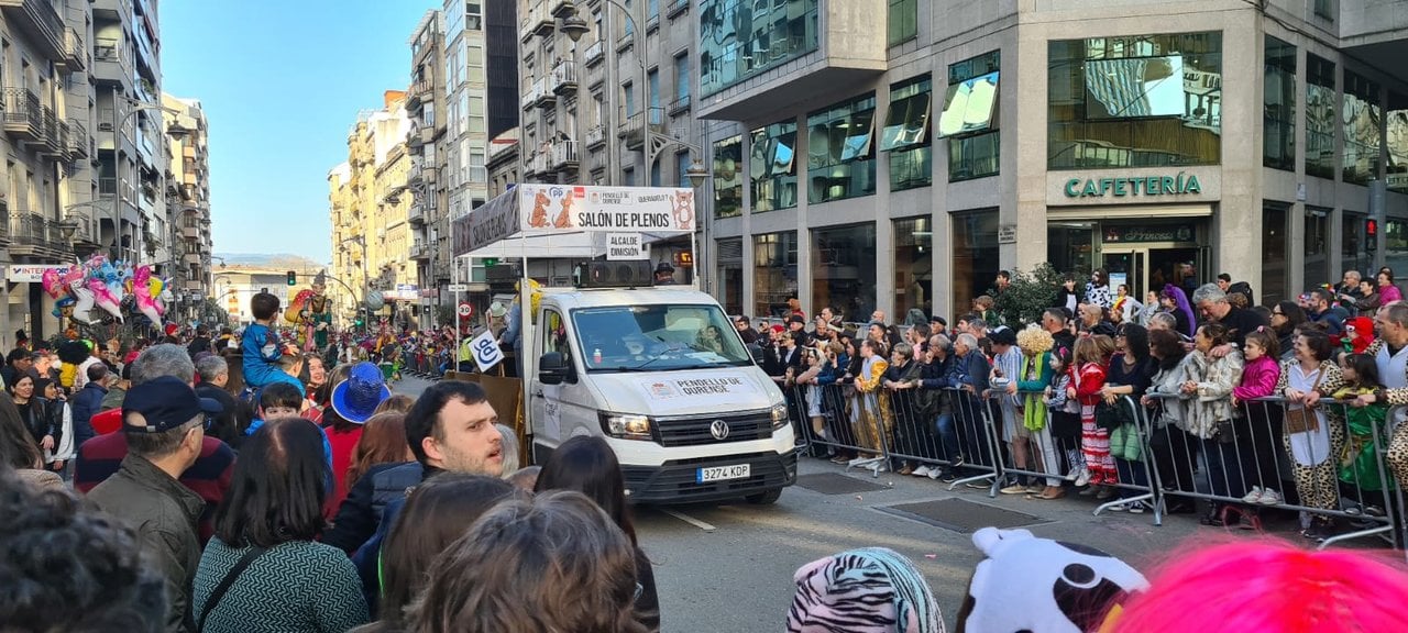La carroza desfilando por la calle Curros Enríquez de Ourense.