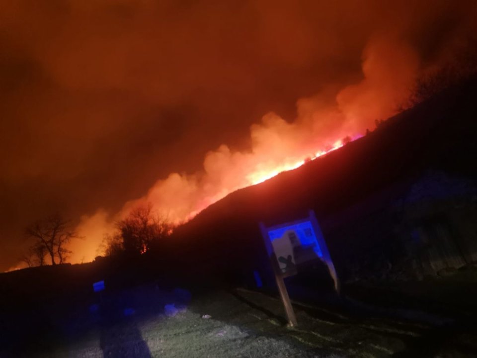 Imagen del fuego más importante del año, en Muíños.