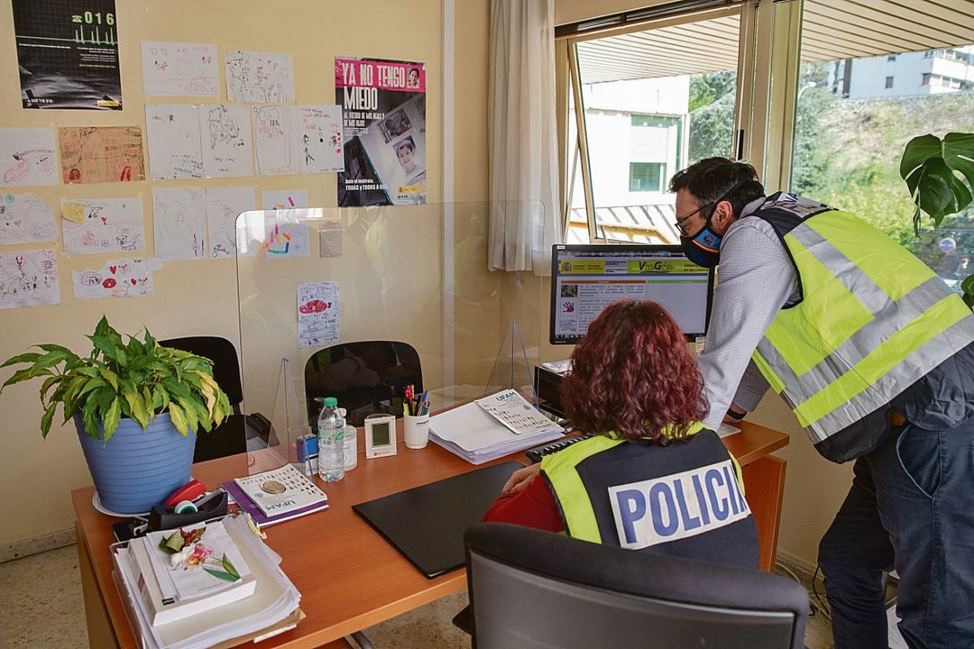 Agentes de la UFAM de la Policía Nacional de Ourense que atienden a víctimas de violencia de género.
