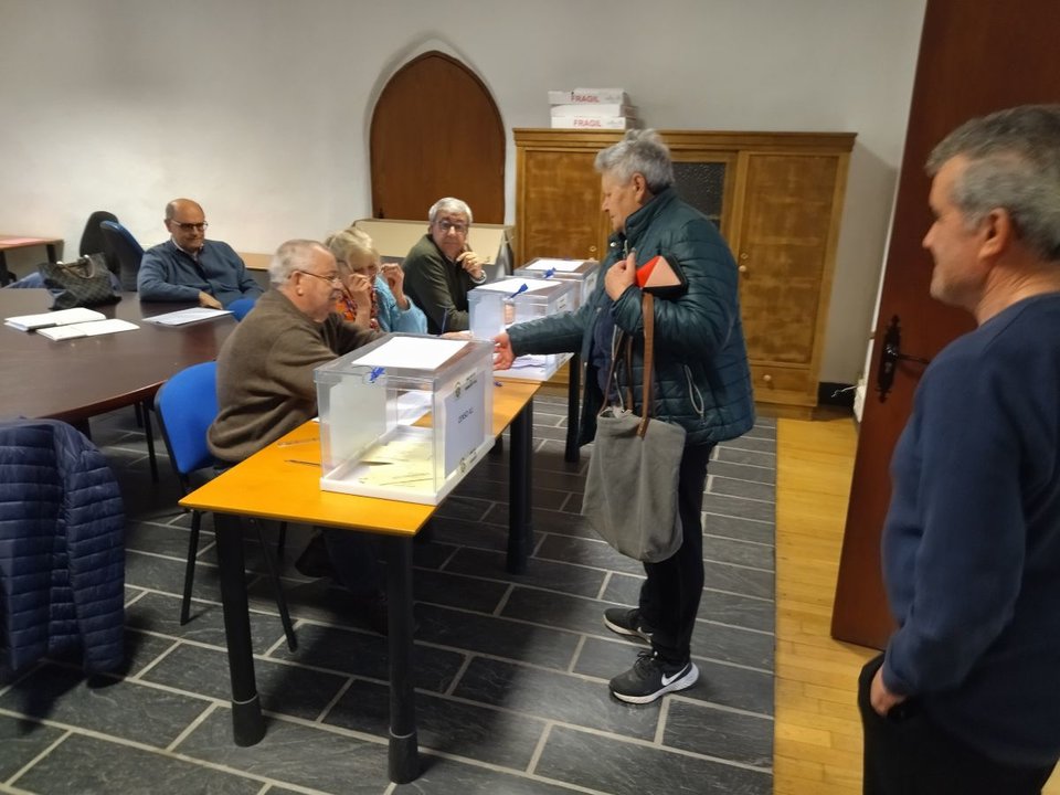 Una productora vota en la mesa de la Casa Grande de Viloira, en O Barco.