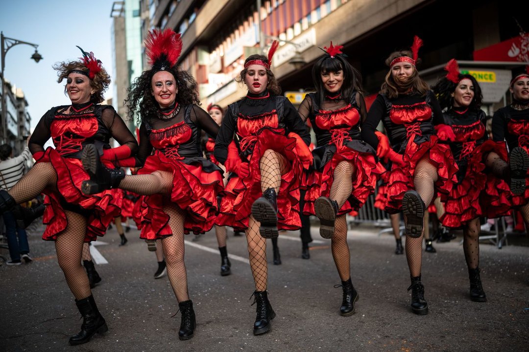 Moulin Rouge, elegida la mejor comparsa de más de diez componentes (FOTO: ÓSCAR PINAL).