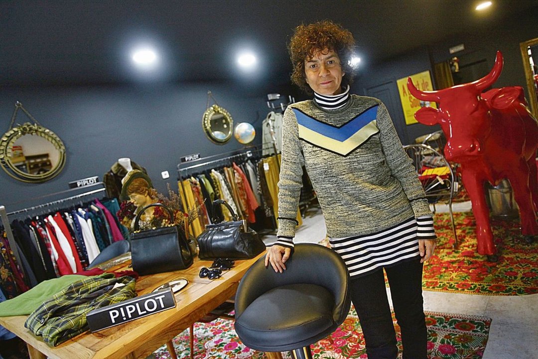 Marta Piñeiro acaba de montar su tienda vintage en Allariz.
