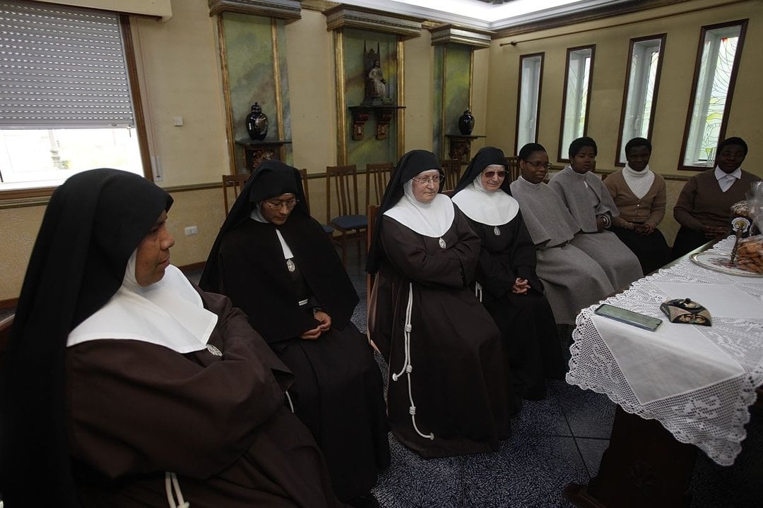 Clarisas de Vilar de Astrés, monjas de clausura, en el convento.