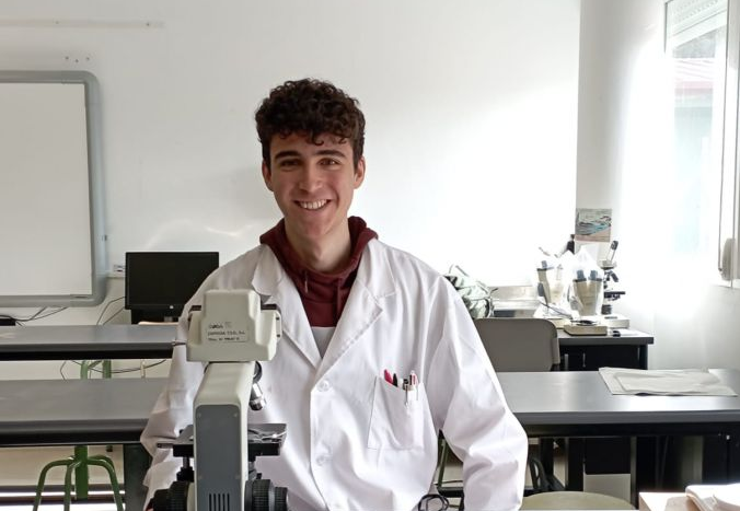 Iago Fernández, no laboratorio de bioloxía.