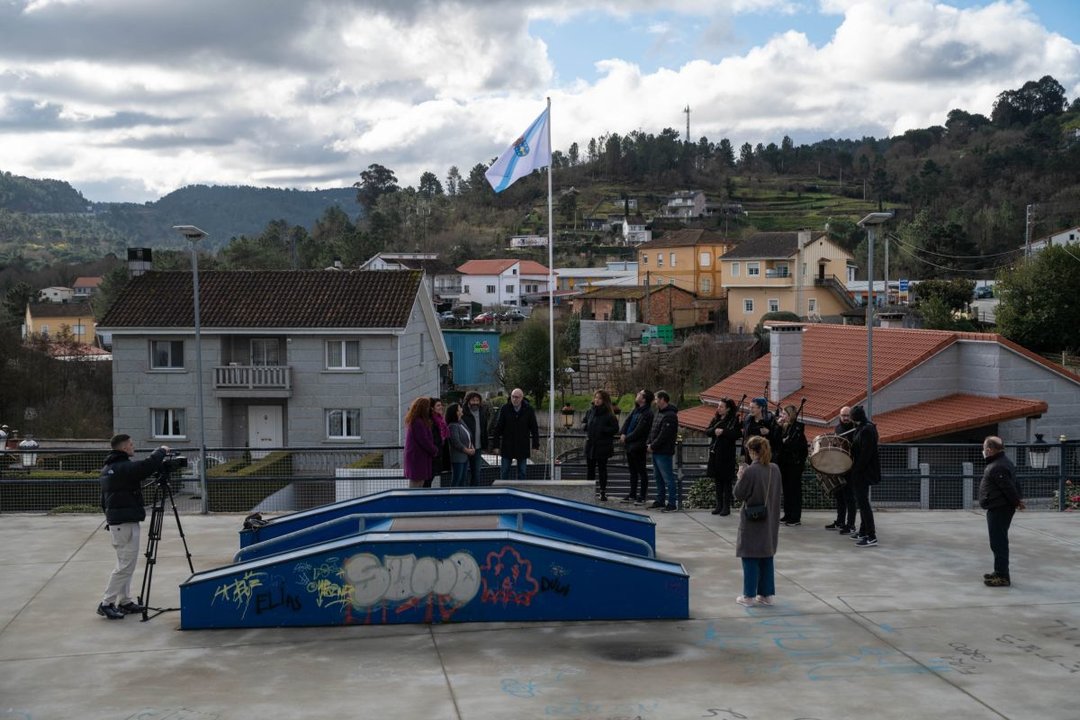 Izado da bandeira de Galicia na pista de skate da Valenzá, en Barbadás.