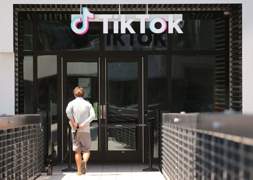 Acceso principal a la sede de TikTok en California.