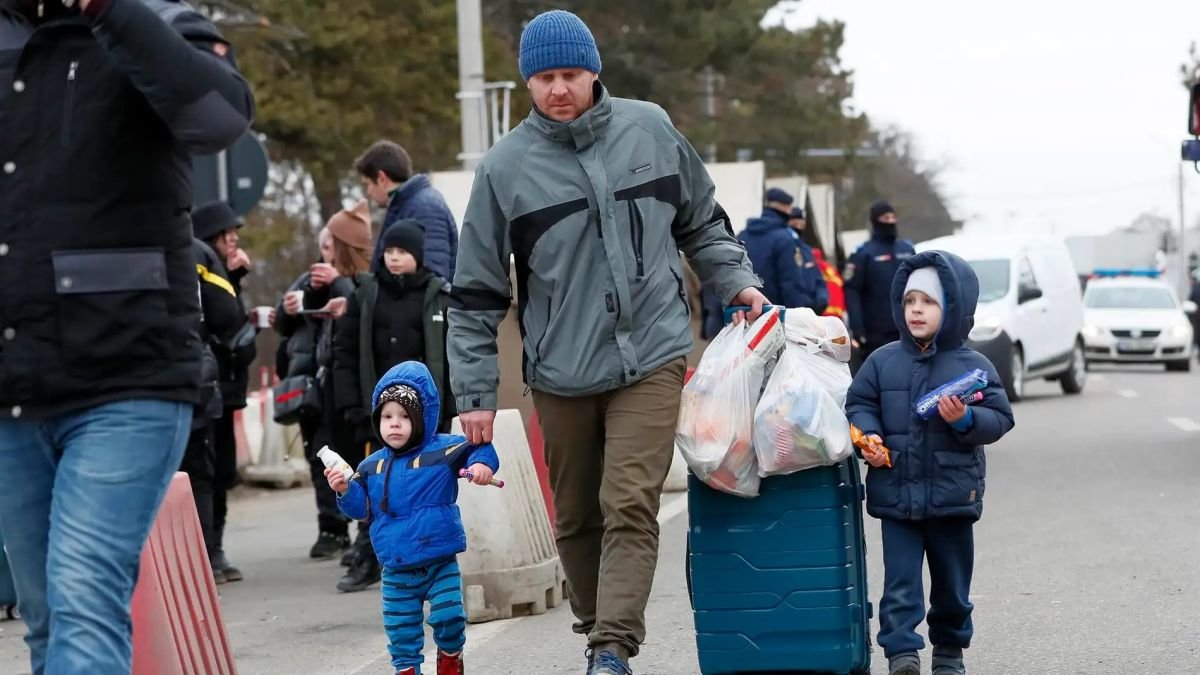 Refugiados ucranianos cruzando a Rumanía (EFE).