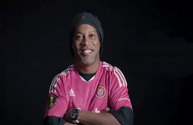 Ronaldinho con la equipación del Porcino F.C.