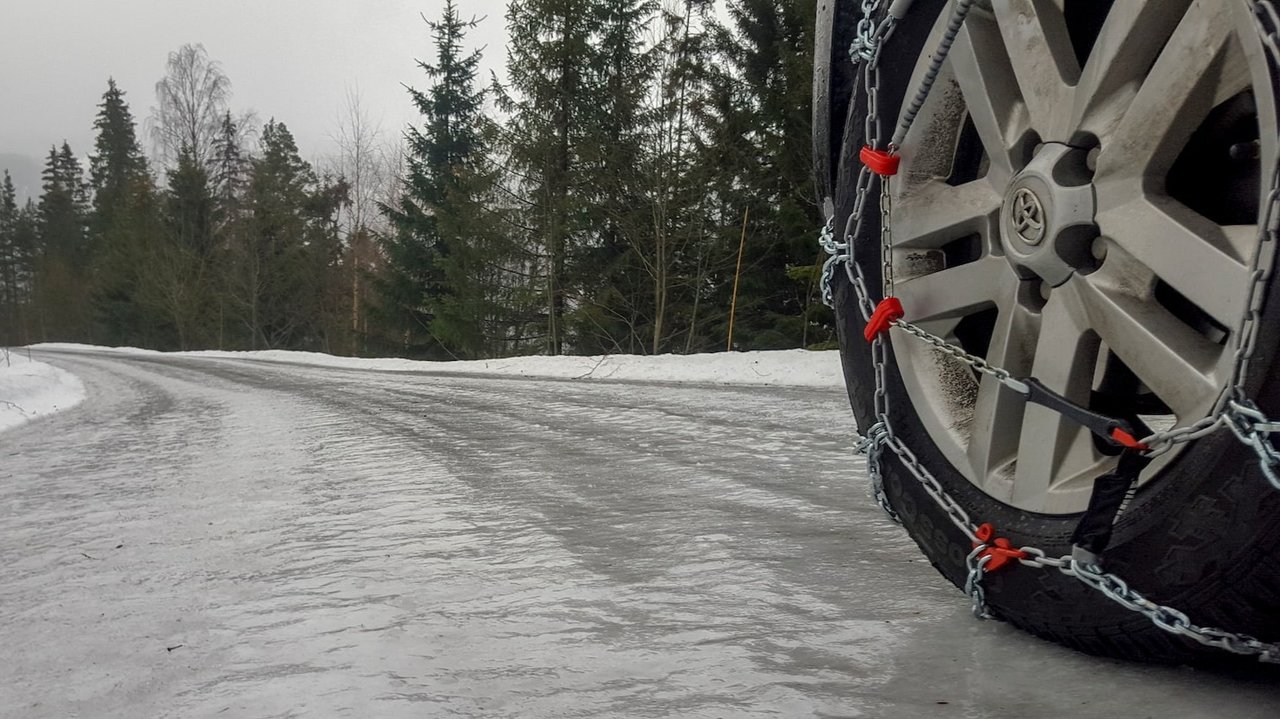 Cadenas de nieve en la rueda de un coche.