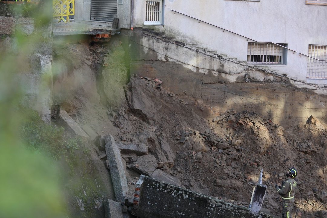 Así quedó la zona en la que estaba el muro del colegio Cardenal Cisneros de Ourense que se derrumbó. Foto: José Paz