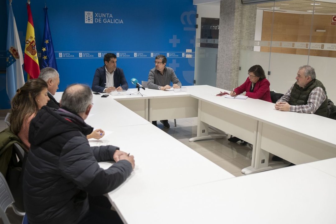 Gabriel Alén y Félix Rubial, en el centro de la imagen, durante la reunión mantenida ayer con alcaldes. A su derecha, Elvira Lama y Julio Temes. A su izquierda, Antonio Iglesias, Carmen Yáñez y Aquilino Valencia.